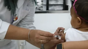 Taxa de vacinação infantil tem tendência de queda em sete anos, sem atingir meta nacional, mostra estudo