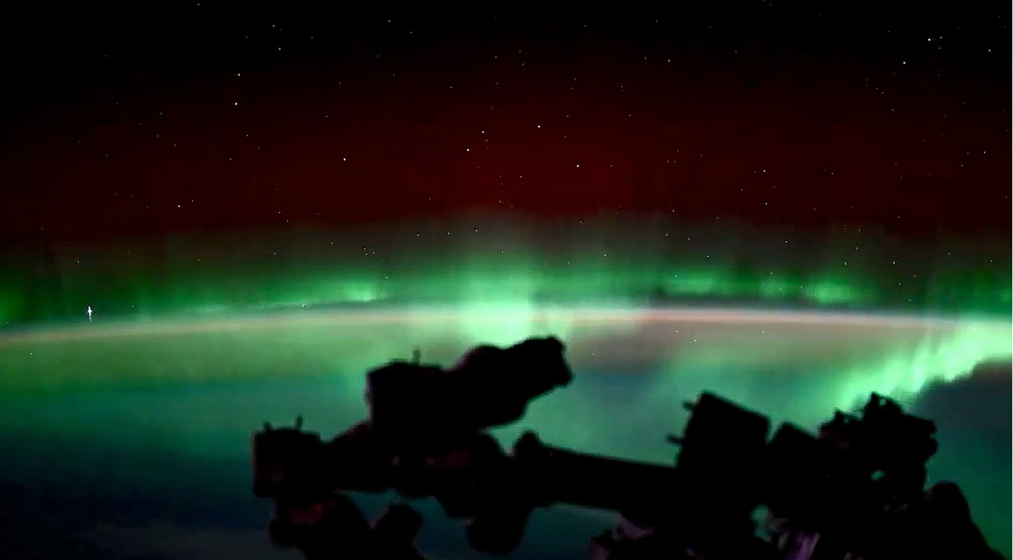 Astronautas na ISS registram auroras e meteoro ao mesmo tempo