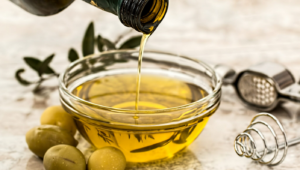 Beber azeite de oliva antes de consumir álcool evita a ressaca?