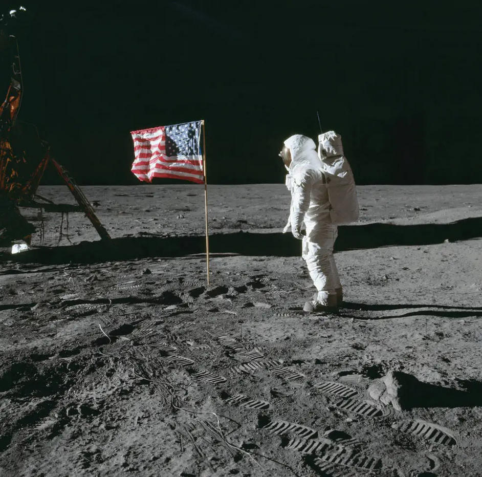 Bandeiras dos EUA foram coisas deixadas por todos astronautas na Lua