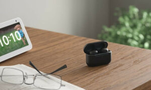 Aproveite o precinho dos fones de ouvido da Amazon com suporte para Alexa