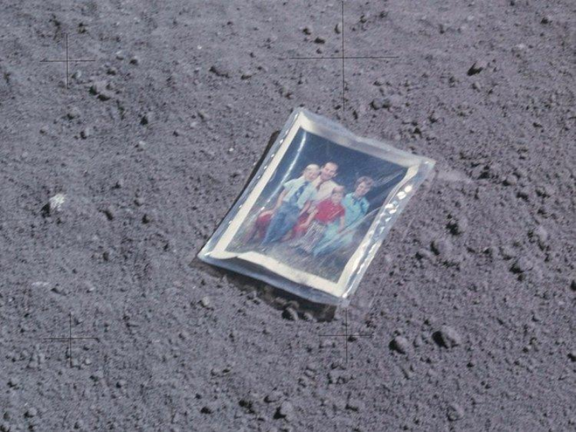 Fotografia de um dos astronautas deixada na Lua 