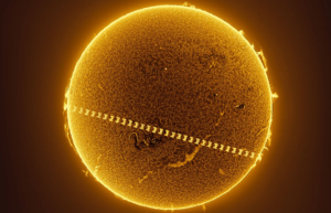 Fotógrafo capta momento que a ISS atravessa o Sol