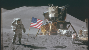 Coisas que astronautas deixaram na Lua incluem bandeiras e até fezes