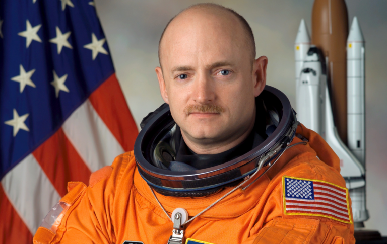 Astronauta da NASA, Mark Kelly é cotado para ser vice-presidente da chapa de Kamala Harris