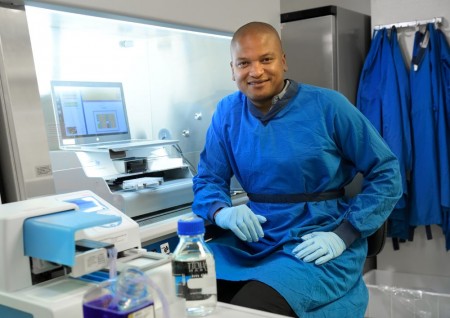 Matheus Henrique Dias, em laboratório da NKI: potencial novo tratamento aposta em estressar células tumorais com uma droga e eliminá-las com outra (foto: NKI)