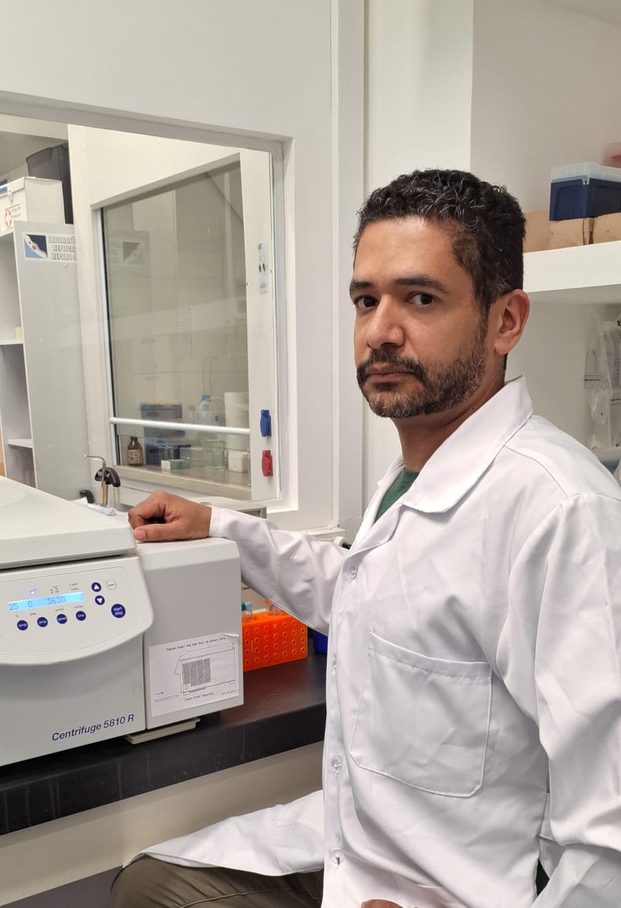 Marcelo Santos da Silva em seu laboratório no IQ-USP: estratégia para tratamento de câncer deve ser testada nos parasitas causadores da doença de Chagas e leishmaniose (foto: acervo pessoal)