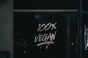 Veganos consomem teor adequado de proteínas e aminoácidos essenciais, mas dependem de ultraprocessados