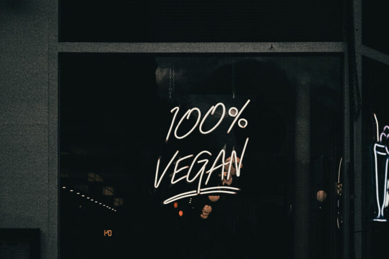 Veganos consomem teor adequado de proteínas e aminoácidos essenciais, mas dependem de ultraprocessados