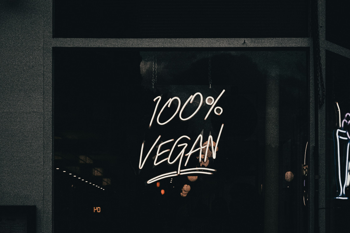 Veganos consomem teor adequado de proteínas e aminoácidos essenciais, mas dependem de ultraprocessados