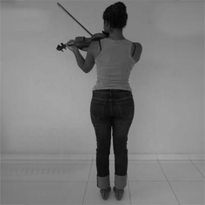 Vista posterior de violinista – retirada da tese Razão de chance de ocorrência de dor, variáveis posturais e disfunção em violinistas na cidade de São Paulo