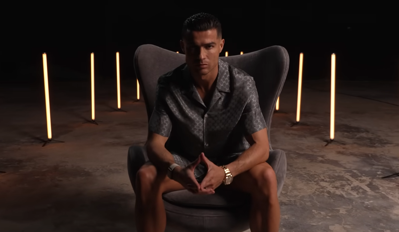 Cristiano Ronaldo lança canal no YouTube e quebra recorde de inscritos