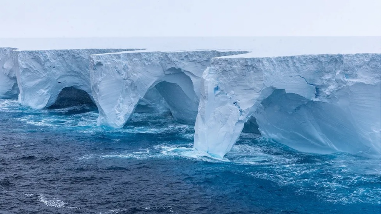 O A23a, maior iceberg do mundo, começou a girar em uma coluna de gelo na Antártida