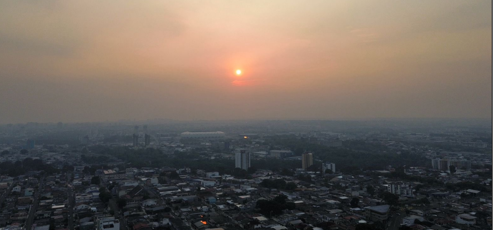 Nuvem de fumaça que encobre Manaus aparece até em imagem de satélite da NASA.