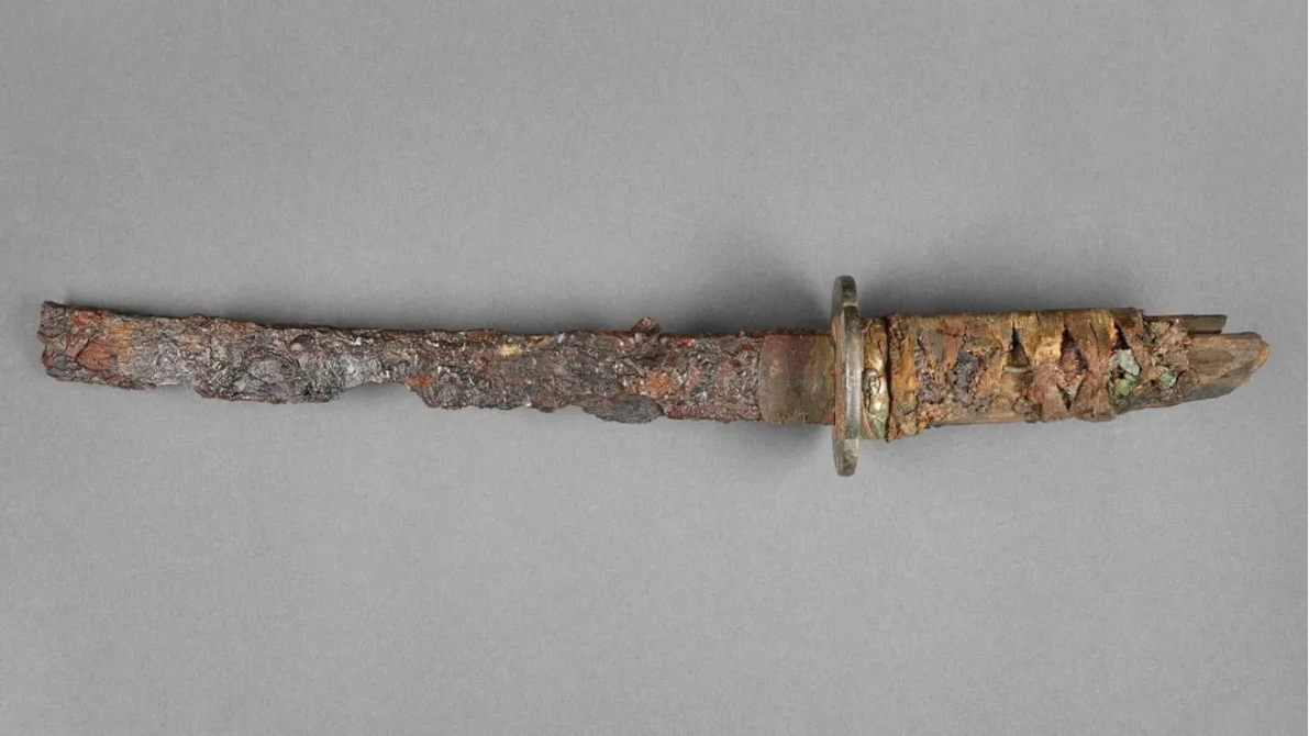 Espada japonesa de samurai é encontrada em escombros da Segunda Guerra Mundial