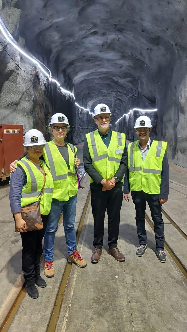  Hema Ramamoorthi (Fermilab), Maria Luiza Moretti, Tom Zé e Pascoal Pagliuso nacerimônia de inauguração das cavernas (foto: Carlos Américo Pacheco/FAPESP)