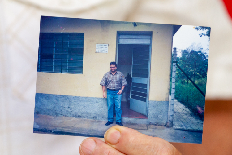 Antonio mostra a primeira foto que tirou no Butantan, em frente ao Laboratório de Coleções Zoológicas, em 1995