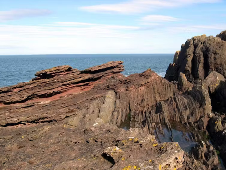  Em Siccar Point (Escócia), ainda é possível ver como os estratos horizontais estão dispostos sobre os verticais. Nesse afloramento, James Hutton encontrou evidências em 1788 de que os processos geológicos ocorrem ao longo de enormes períodos de tempo.