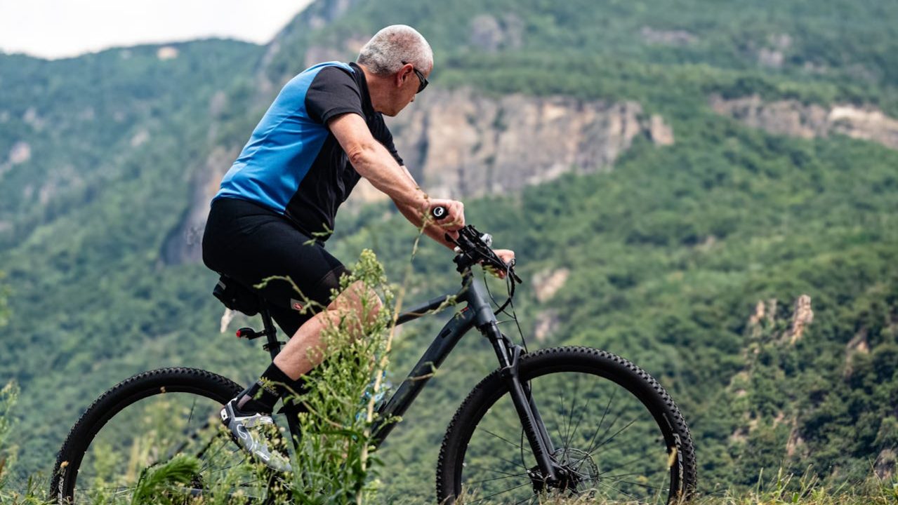 Pedalar reduz e organiza a atividade cerebral — e traz benefícios para pessoas com Parkinson