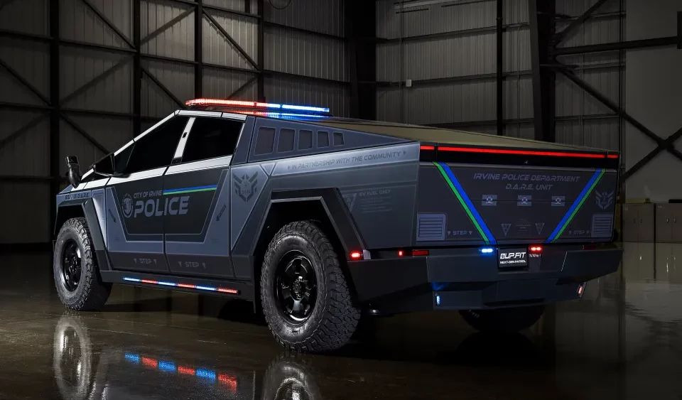 Tesla Cybertruck vai virar viatura de polícia ena Califórnia