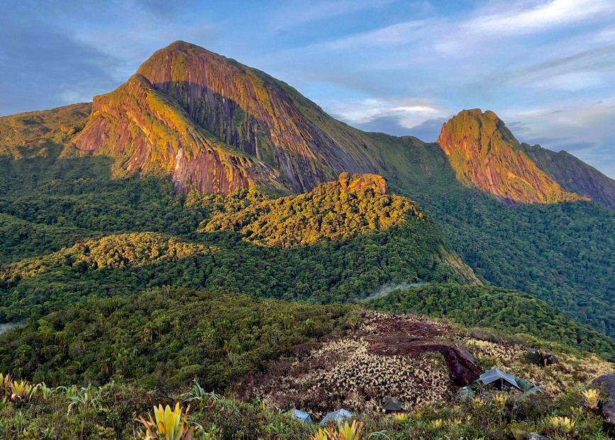 Paisagem da Serra do Imeri, com o acampamento da expedição e o Pico do Imeri ao fundo – Foto: Herton Escobar / USP Imagens 