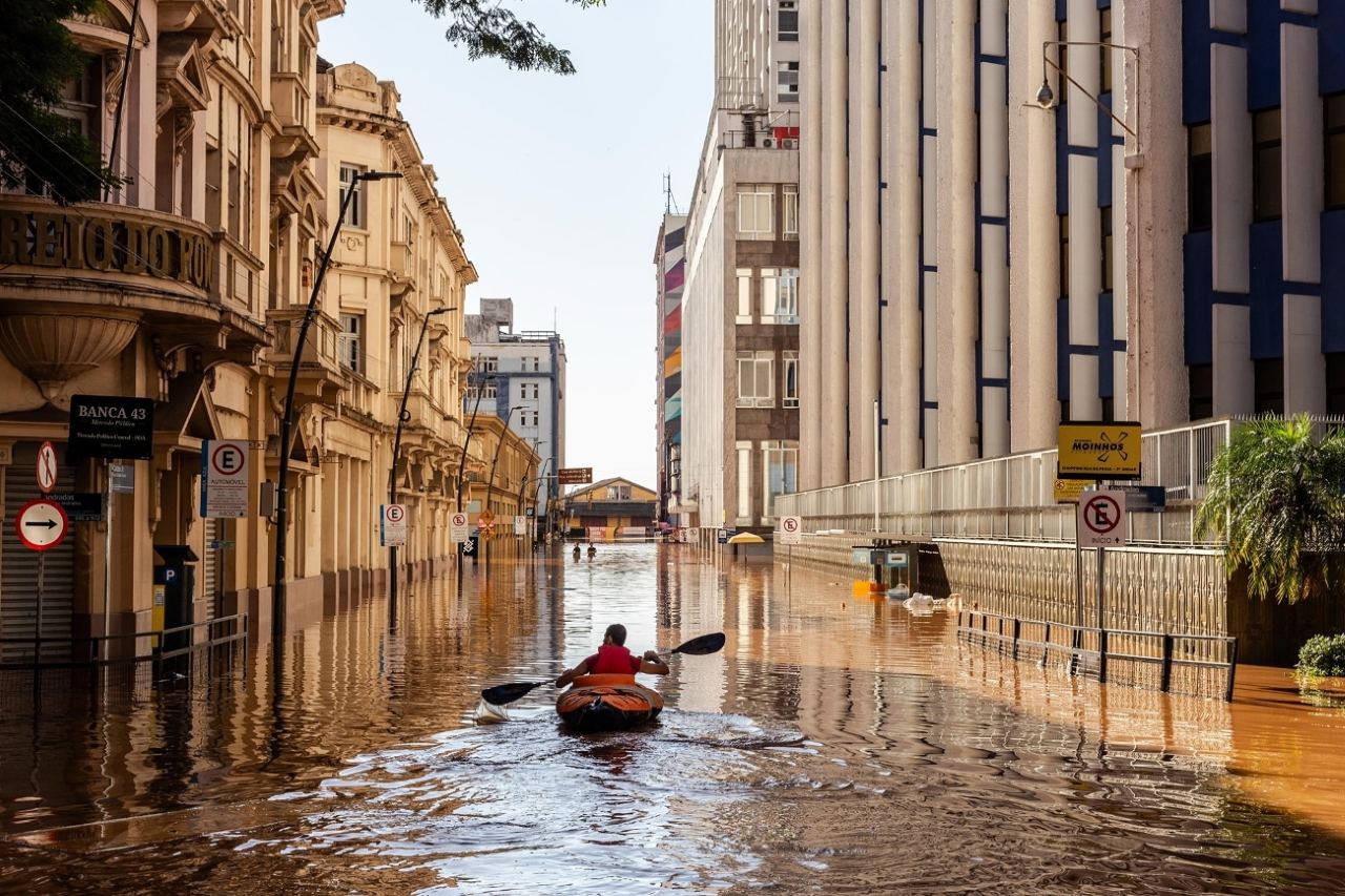 Foto de enchente em Porto Alegre inaugura categoria em prêmio de fotos meterológicas.