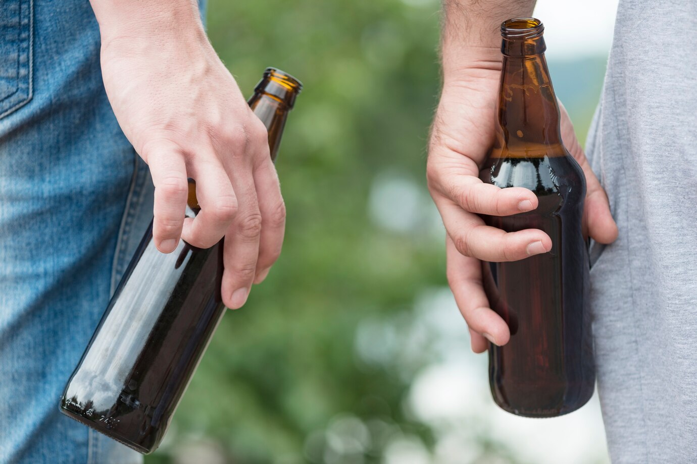 As diretrizes australianas recomendam beber no máximo quatro doses padrão em um dia. 