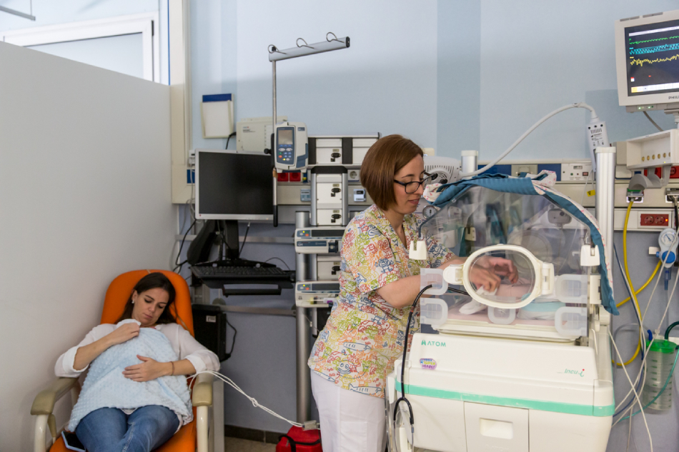 O modelo de quarto familiar individual em UTI neonatal ainda é pouco utilizado nos hospitais do Brasil, mas pode trazer benefícios, como um bebê mais relaxado e melhor preparado para a interação com os cuidadores - Foto: Ariadna Creus e Àngel García/Banc d'Imatges Infermeres via Flickr