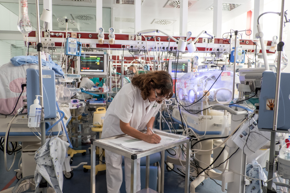 O modelo de sala aberta em UTI neonatal eleva o estresse em bebês prematuros por aumentar a exposição a fatores estressores, como o barulho, que pode vir dos materiais do ambiente ou dos próprios profissionais de saúde, que precisam circular ali - Foto: Ariadna Creus e Àngel García/Banc d'Imatges Infermeres via Flickr