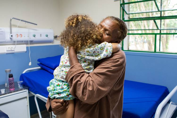 Aliviada, dona Regina se emociona ao saber que a neta está recuperada