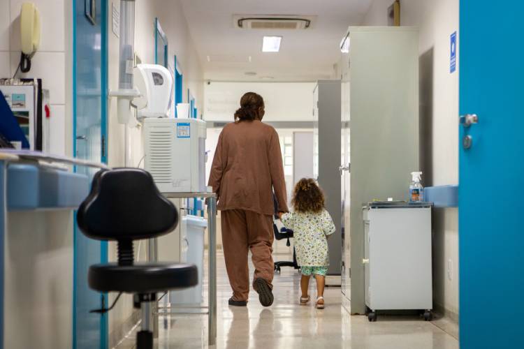 Dona Regina (a avó) e a neta andam pelo corredor do Hospital Vital Brazil