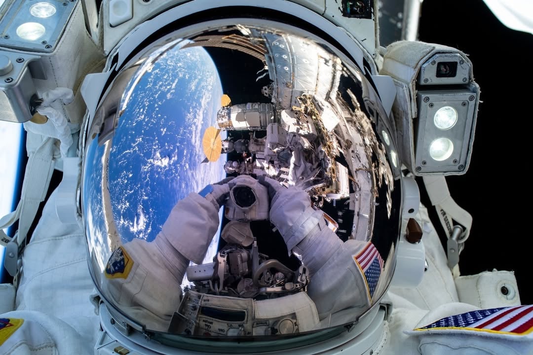 Astronauta da NASA bate recorde e faz selfie impressionante no espaço; veja