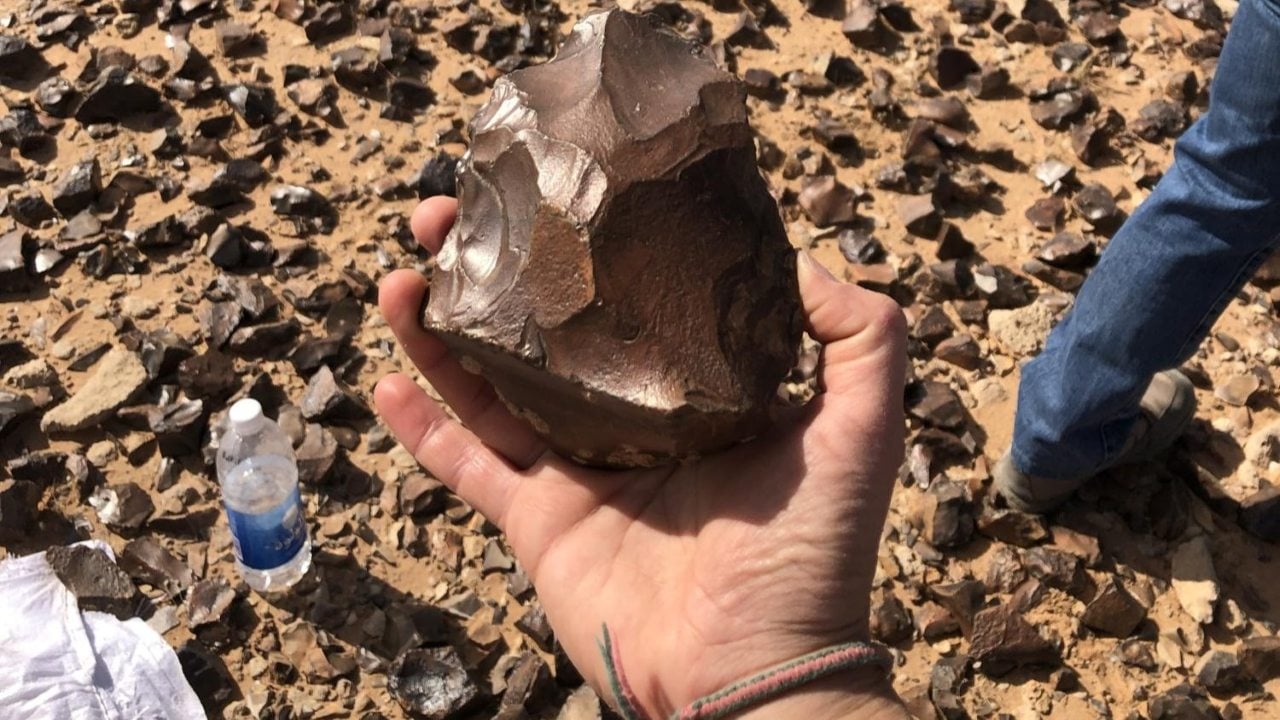 Arqueólogos acham machado de 1,5 milhão de anos em deserto no Iraque